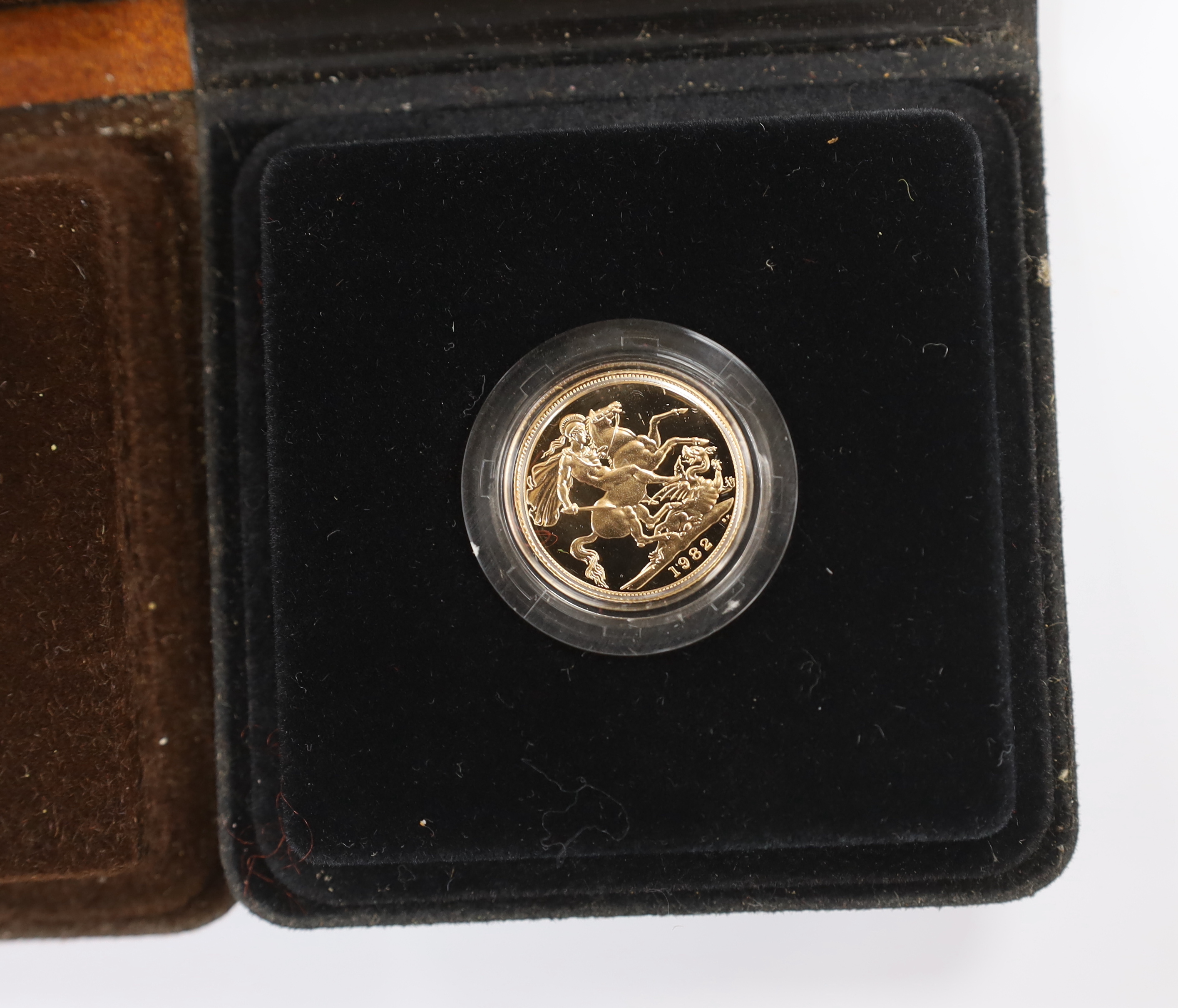 British gold coins - Two Royal Mint QEII Gold Proof Sovereigns, 1981 and 1982, both in case of issue with paperwork